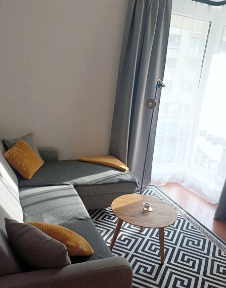 Moderný a plne zariadený 2-izbový byt s klimatizáciou a parkovaním pri Avione