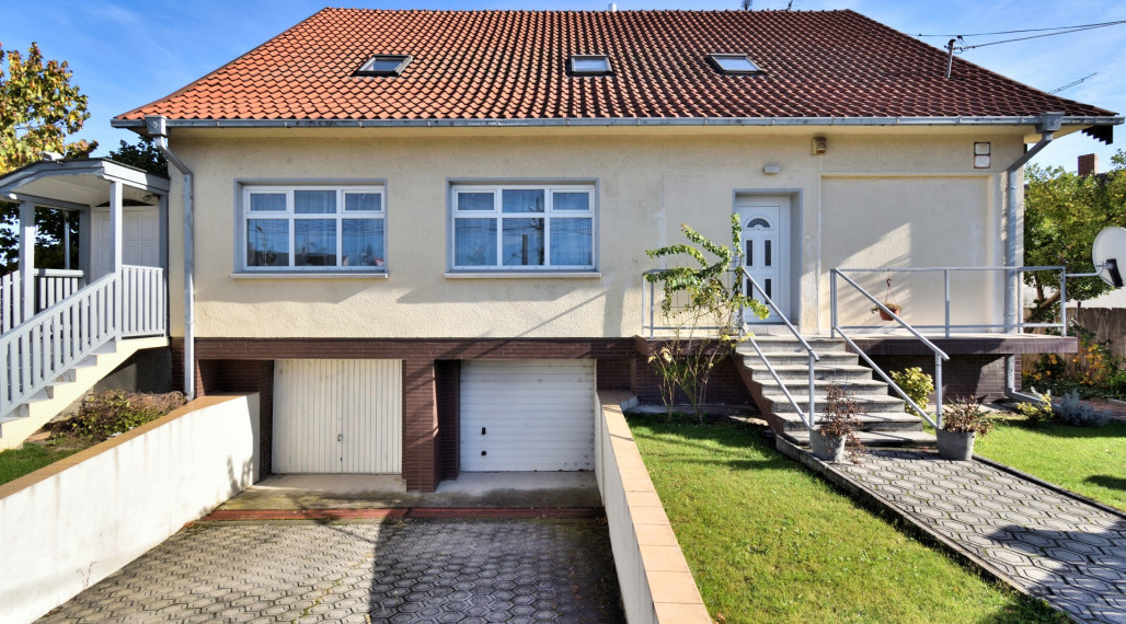 Rodinný dom s dvoma bytmi, 2 garáže, záhrada, bazén, DS