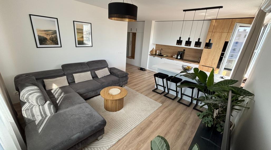 Moderný 3-izbový byt s balkónom, klimatizáciou a parkovaním