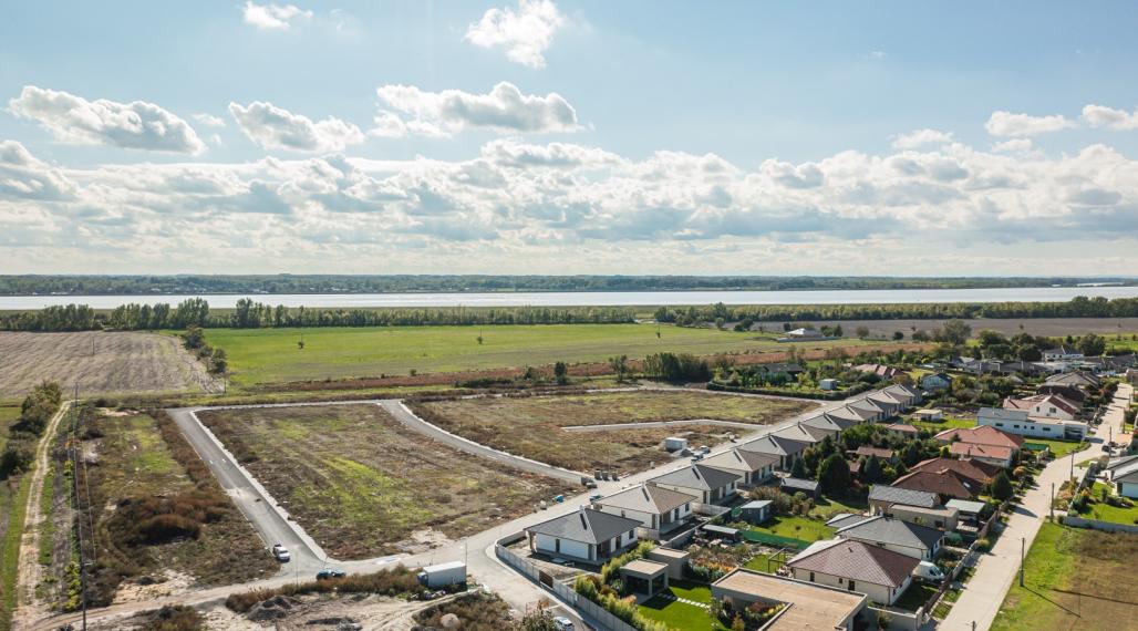 Na predaj posledný stavebný  pozemok 547m2 v Báči v Godmáni III.