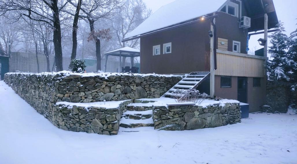 Na predaj 2. podlažná chata s 917m2 záhradou v nádhernej lokalite Modra- Ohňavy.