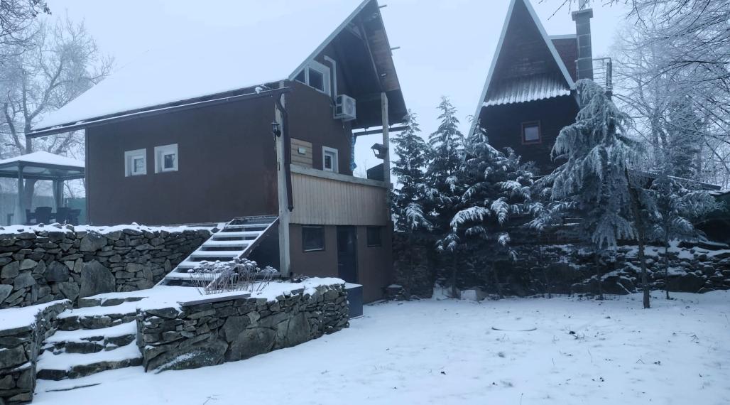 Na prenájom 2. podlažná chata s 917m2 záhradou v nádhernej lokalite Modra- Ohňavy.