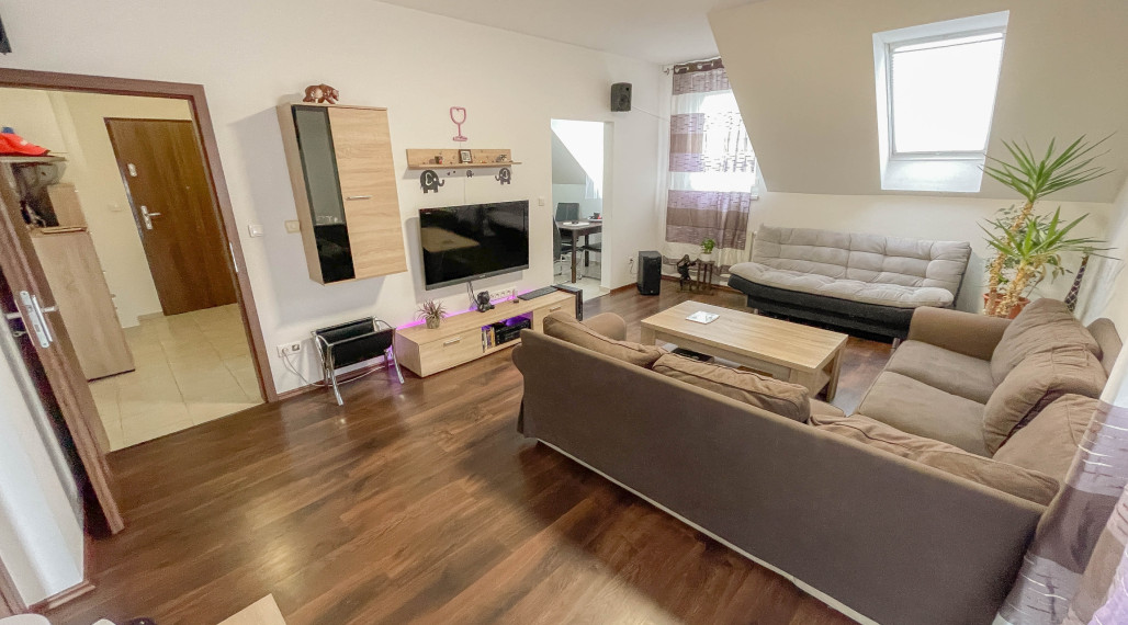 Priestranný 2-izbový byt s veľkým balkónom – obec Vrakúň