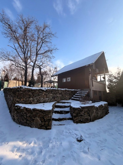 Na predaj 2. podlažná chata s 917m2 záhradou v nádhernej lokalite Modra- Ohňavy.