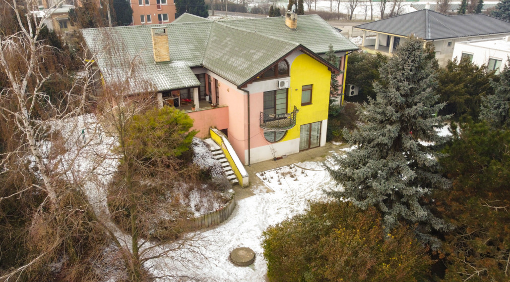 Luxusný, priestranný 6 izbový rodinný dom s wellness, bazénom a veľkým pozemkom – Zlaté Klasy