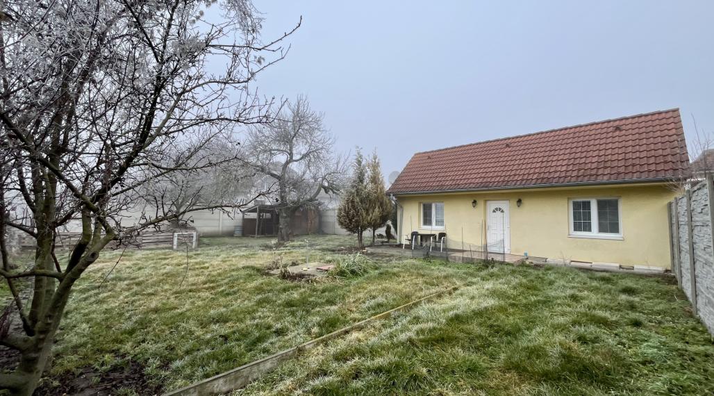 Malý rodinný dom s pozemkom v dobrej lokalite, v obci Kvetoslavov