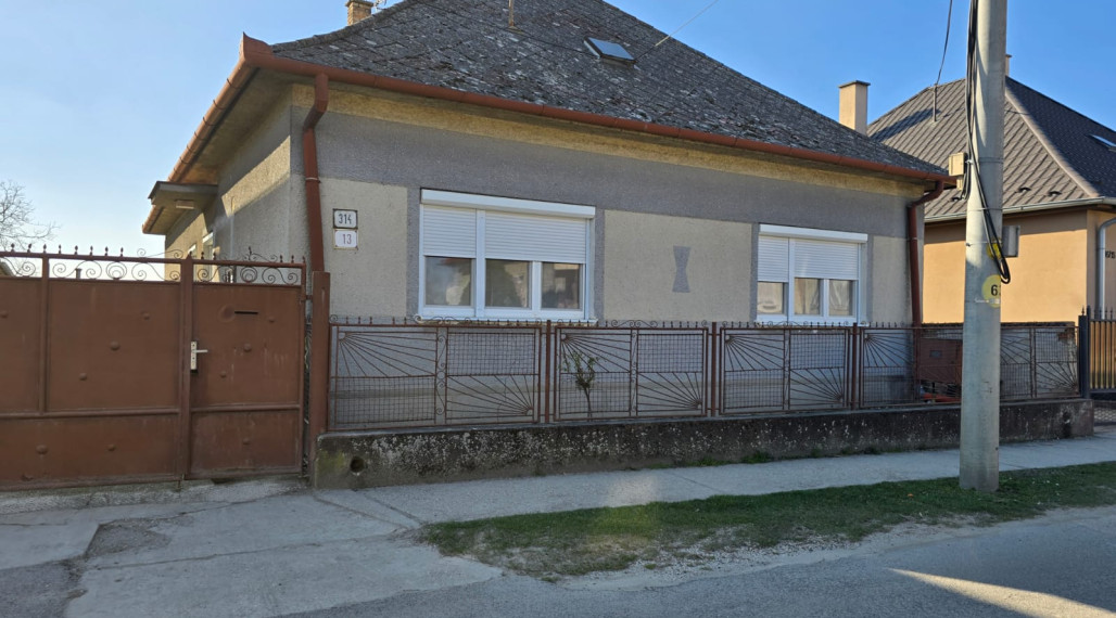 Priestranný rodinný dom s garážou v Jahodnej