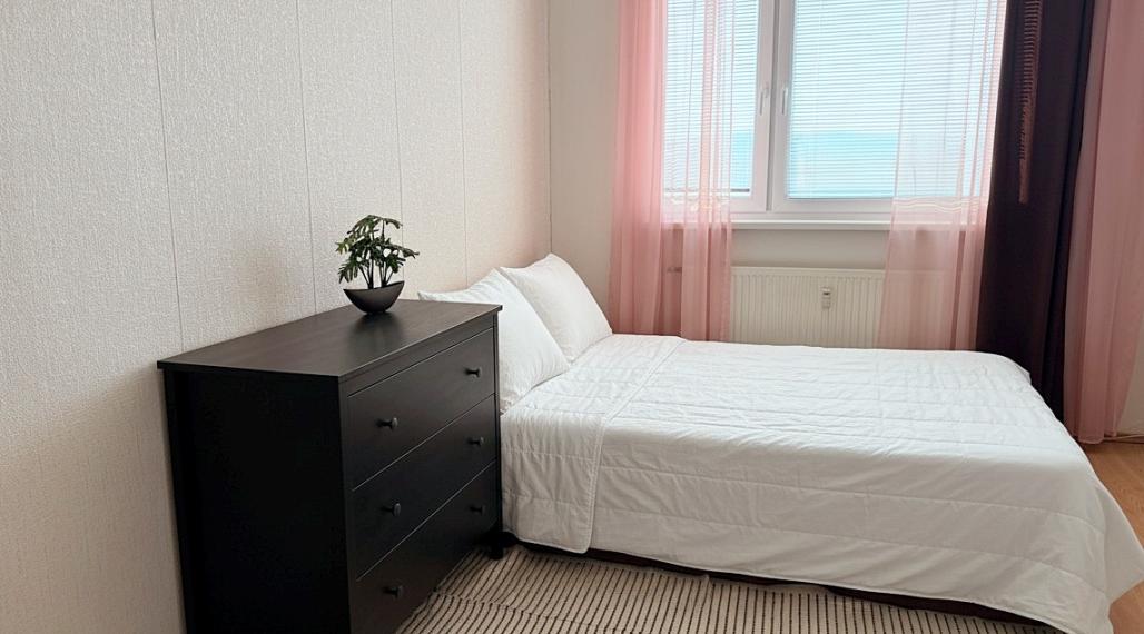 Predaj priestranný svetlý 3izbový byt s balkónom Petržalka