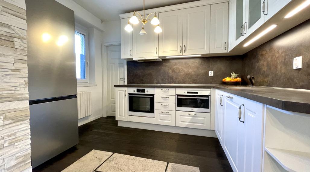 EXKLUZÍVNY 4-IZBOVÝ BYT S VEĽKOU TERASOU A GARÁŽOU V UZAVRETOM AREÁLI – HRADNÝ KOPEC, MUDROŇOVA ULICA- STARÉ MESTO