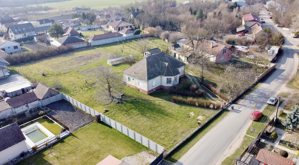 Lukratívny, veľký pozemok so starým domom- vhodný na výstavbu