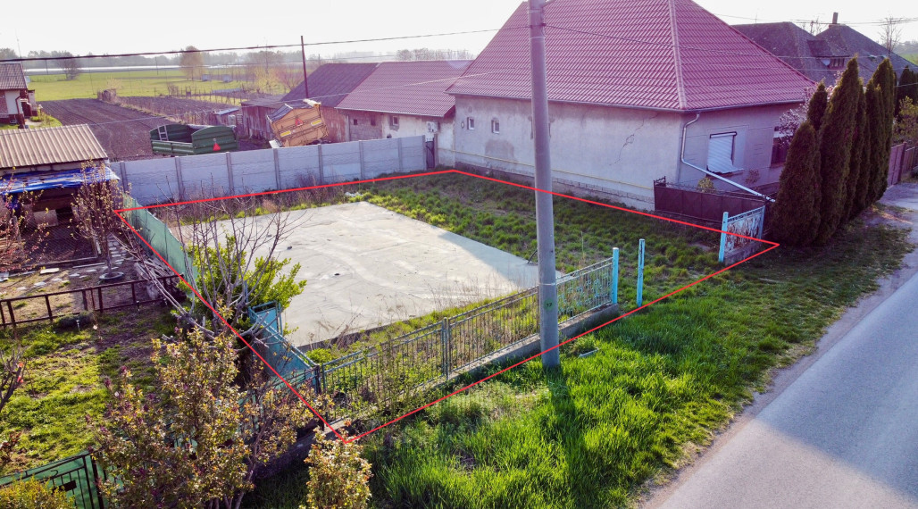 Pripravený na stavbu: Pozemok so základovou doskou v obci Pataš