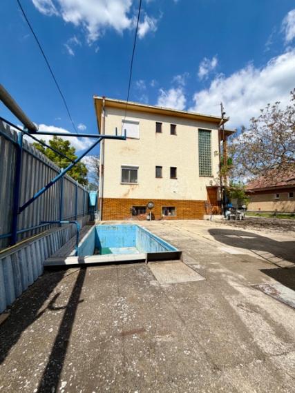 5 izbový dom na predaj + 3 garáže + bazén, obec Rohovce