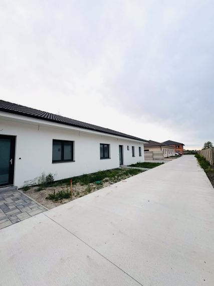 3izbový dom/dvojdom s parkovaním , terasou  a záhradkou v obci Padáň