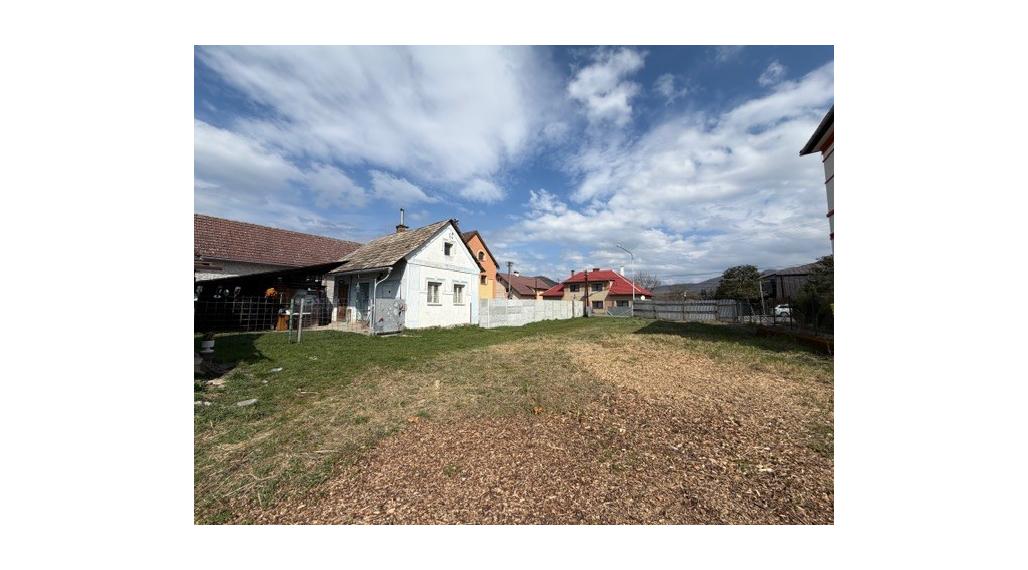 Na predaj  investičný stavebný pozemok v Žarnovici o rozmere 951,5m2.