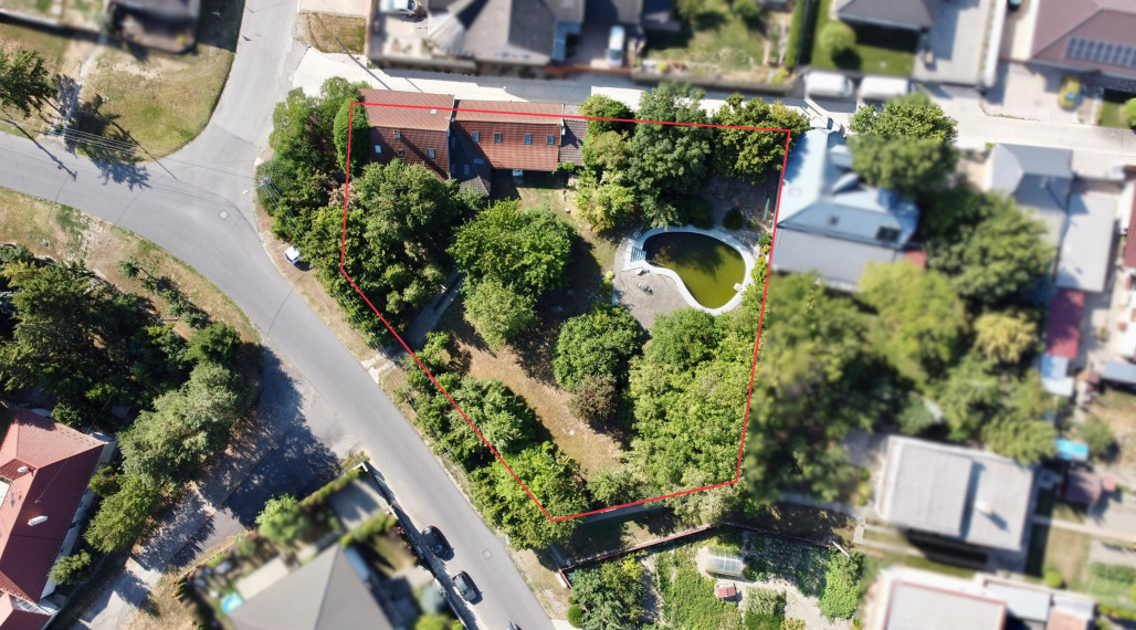 Priestranný rodinný dom s bazénom a veľkým pozemkom 1902 m²