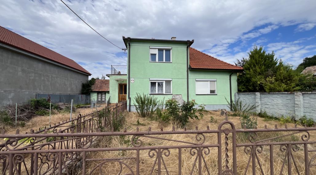 Priestranný 4 izbový rodinný dom s pozemkom iba 15 km od Bratislavy (Nová Dedinka)- nutná rekonštrukcia
