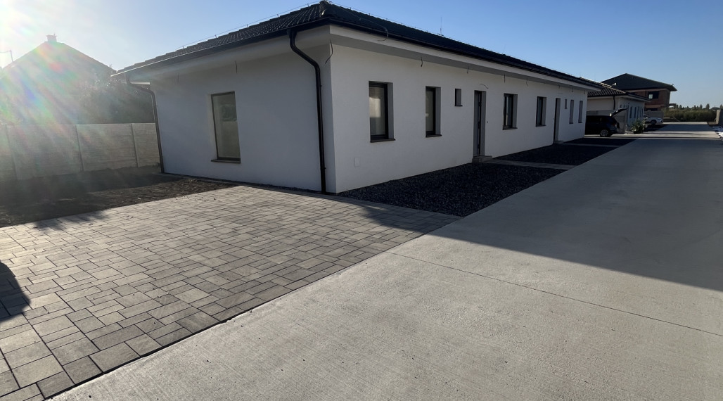 3izbový dom/dvojdom s parkovaním , terasou  a záhradkou v obci Padáň