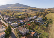 Na predaj rodinný dom so záhradou v Sološnici - fotografia 1
