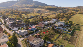 Na predaj rodinný dom so záhradou v Sološnici - fotografia 1
