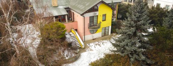 Luxusný, priestranný 6 izbový rodinný dom s wellness, bazénom a veľkým pozemkom – Zlaté Klasy