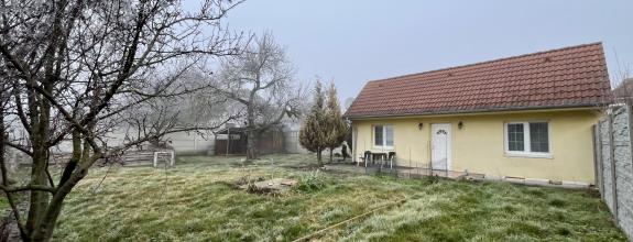 Malý rodinný dom s pozemkom v dobrej lokalite, v obci Kvetoslavov