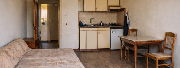 Garsónka na hlavnej ulici - pôvodný stav.