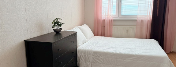 Predaj priestranný svetlý 3izbový byt s balkónom Petržalka