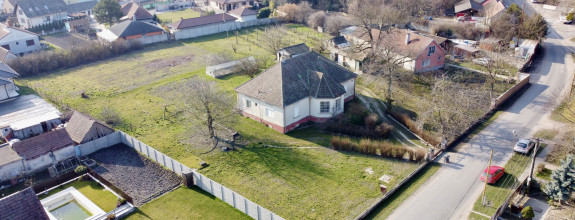 Lukratívny, veľký pozemok so starým domom- vhodný na výstavbu