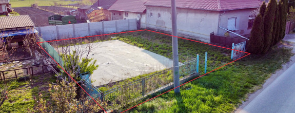 Pripravený na stavbu: Pozemok so základovou doskou v obci Pataš