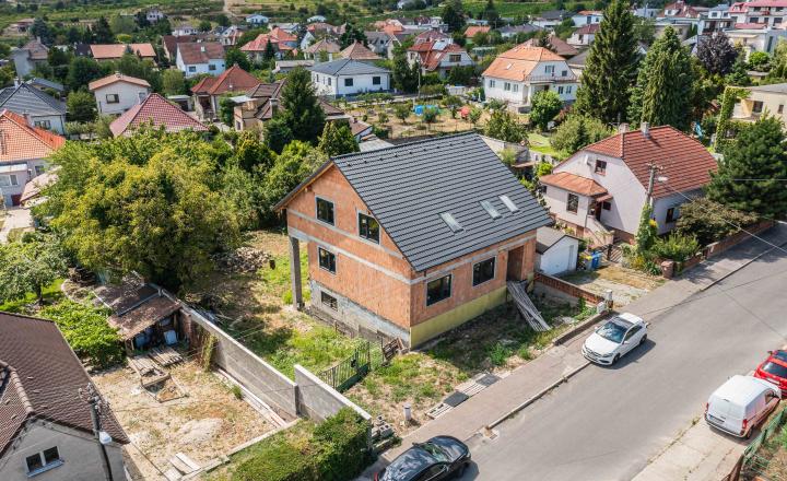 Exkluzívne na predaj priestranný, dvojpodlažný  rodinný dom v širšom centre Modry.