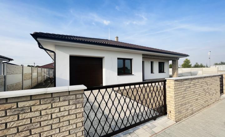 Na predaj 4. izb. bungalov v štandarde na pozemku 649m2 v Báči. PREDANÝ!!! - fotografia 1