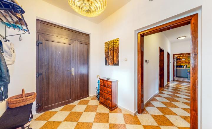 Na prenájom exkluzívny rodinný dom s výnimočnou záhradou v širšom centre Piešťan . - fotografia 4