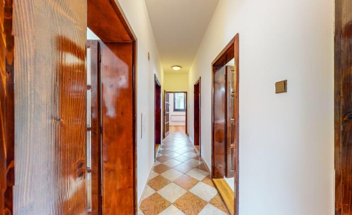 Na prenájom exkluzívny rodinný dom s výnimočnou záhradou v širšom centre Piešťan . - fotografia 5