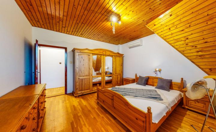 Na prenájom exkluzívny rodinný dom s výnimočnou záhradou v širšom centre Piešťan . - fotografia 17