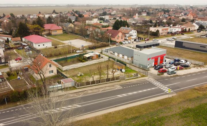 Zaujímavý stavebný pozemok so stavebným povolením a s projektom v Šamoríne - fotografia 2