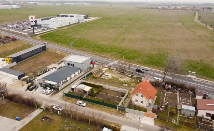 Zaujímavý stavebný pozemok so stavebným povolením a s projektom v Šamoríne - fotografia 3
