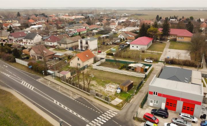 Zaujímavý stavebný pozemok so stavebným povolením a s projektom v Šamoríne - fotografia 5