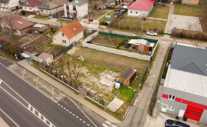 Zaujímavý stavebný pozemok so stavebným povolením a s projektom v Šamoríne - fotografia 1