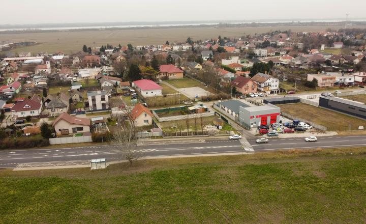 Zaujímavý stavebný pozemok so stavebným povolením a s projektom v Šamoríne - fotografia 6