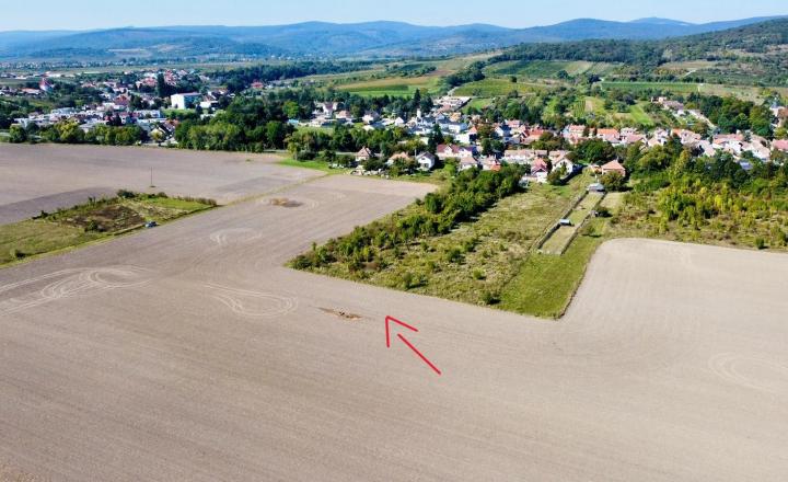 Na predaj investičný pozemok 2355m2 vo Vinosadoch zľava !!! - fotografia 2