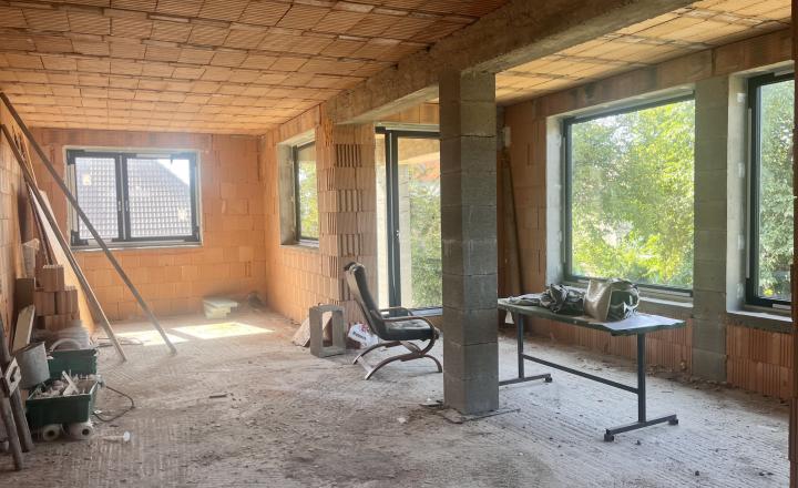 Exkluzívne na predaj priestranný, dvojpodlažný  rodinný dom v širšom centre Modry. - fotografia 4