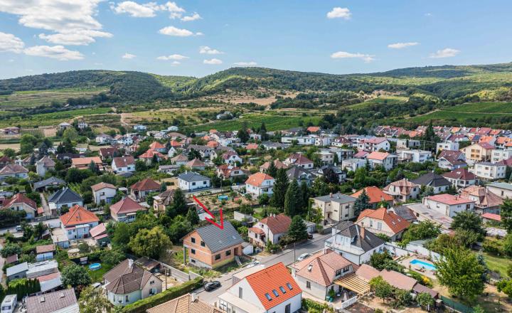 Exkluzívne na predaj priestranný, dvojpodlažný  rodinný dom v širšom centre Modry. - fotografia 11