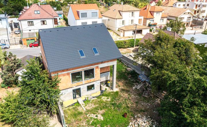 Exkluzívne na predaj priestranný, dvojpodlažný  rodinný dom v širšom centre Modry. - fotografia 1