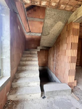 Exkluzívne na predaj priestranný, dvojpodlažný  rodinný dom v širšom centre Modry. - fotografia 7