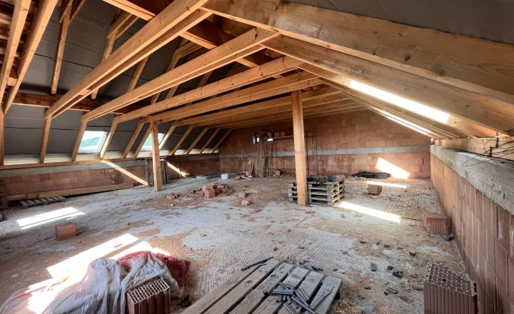 Exkluzívne na predaj priestranný, dvojpodlažný  rodinný dom v širšom centre Modry. - fotografia 8