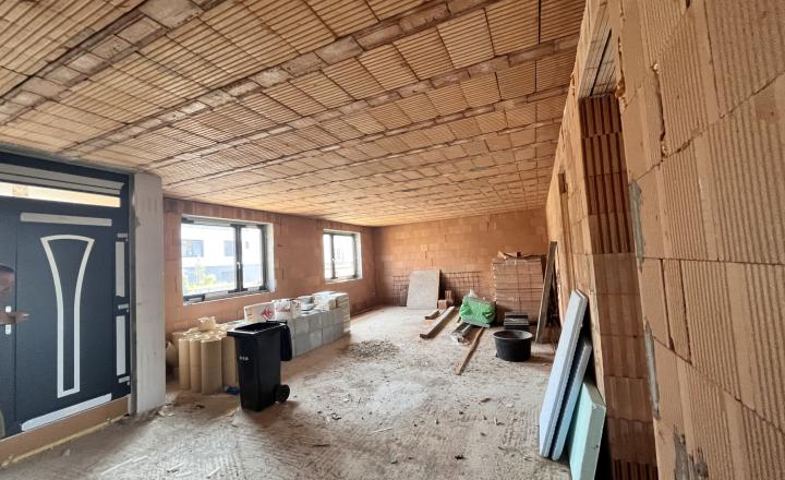 Exkluzívne na predaj priestranný, dvojpodlažný  rodinný dom v širšom centre Modry. - fotografia 3