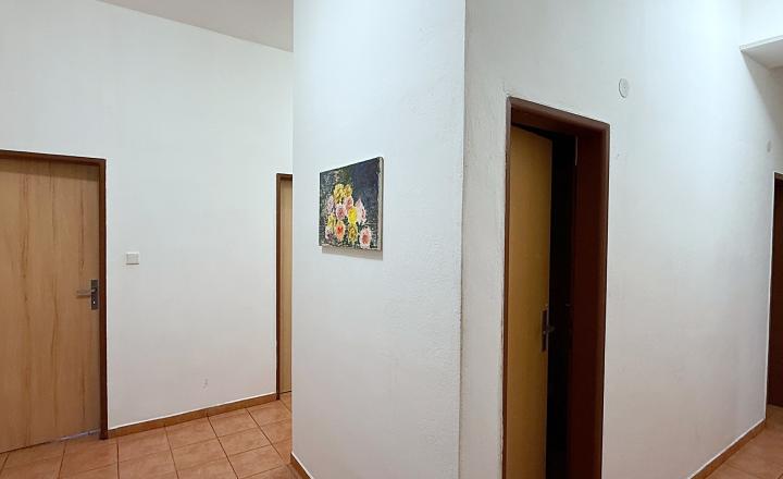 Predaj priestranný byt 130m² + terasa 40m²   s veľkým potenciálom!!! - fotografia 6