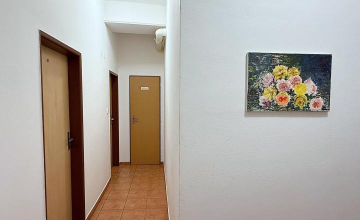 Predaj priestranný byt 130m² + terasa 40m²   s veľkým potenciálom!!! - fotografia 7