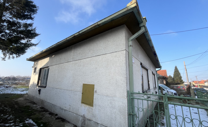 Starší rodinný dom v Gabčíkove na veľkom pozemku - fotografia 1