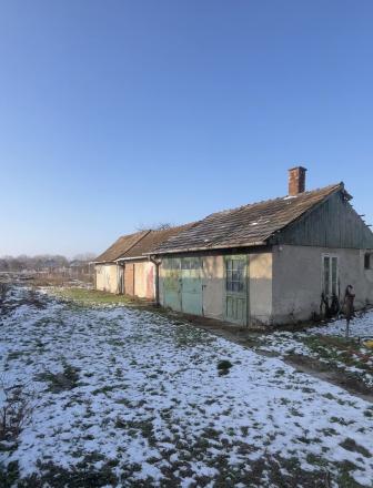 Starší rodinný dom v Gabčíkove na veľkom pozemku - fotografia 8